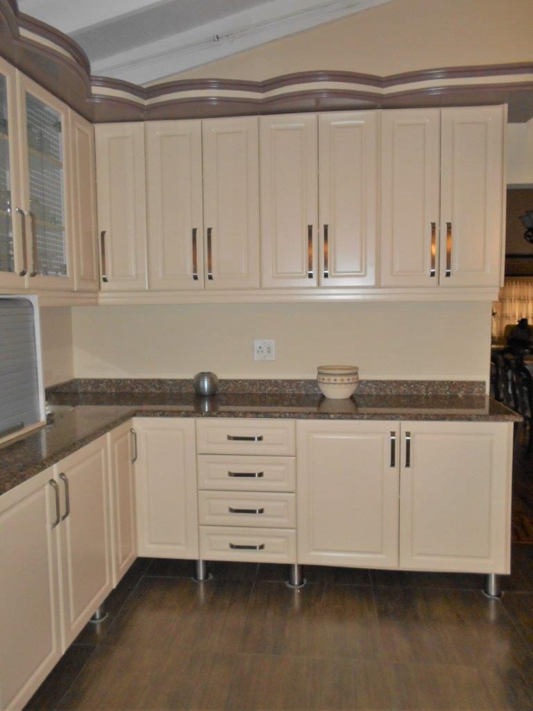 Kitchen with top boarder